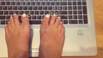 I WRITE ON THE PC WITH MY FEET