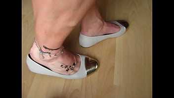 Isabelle-Sandrine profite de ses nouvelles ballerines - shoeplay
