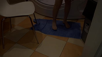 Cachonda masturbándose en la ducha