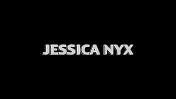 Jessica Nyx toma la carga de un hombre negro en su boca