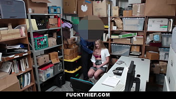 Junge Schulfrau wird im LP-Büro gefickt, nachdem sie auf frischer Tat ertappt wurde - Fuckthief