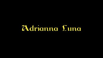 La brune sexy latina Adriana Luna fait une pipe à travers un trou de gloire