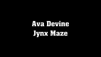 Ava Devine prende il cazzo con la mamma Jynx Maze