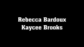 レベッカ・バルドーがママのケイシー・ブルックスとチンポを取る