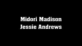 Jessie Andrews viene scopata insieme a sua madre Midori Madison
