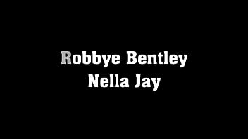 Nella Jay viene scopata insieme a sua madre Robbye Bentley