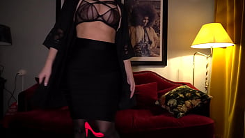 ma secrétaire particulière en lingerie sexy chevauche le patron sur un canapé en velours rouge