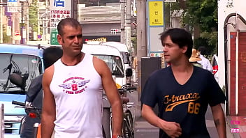 A una japonesa le gusta follar con desconocidos que conoció en la calle