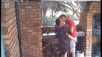 Femme de 42 ans surprise en train de baiser un jeune de 18 ans