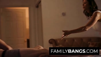 FamilyBangs.com ⭐ Амбициозная мама знает, что у ее мальчика много денег, Алексис Фокс, Джейк Адамс