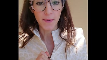 Hotwife con gafas, MILF Malinda, usando un vibrador en el trabajo