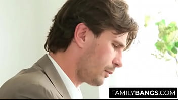 FamilyBangs.com ⭐ Junge Frau verspürte den Druck, ihre Jungfräulichkeit mit ihrem neuen Stiefvater Manuel Ferrara und Skye West zu verlieren