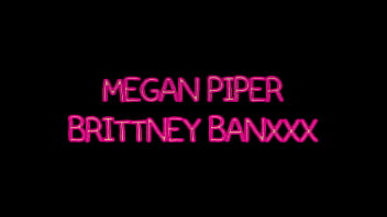 Britney Banxxx und Megan Piper in einem FFM-Masturbationsdreier
