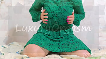 Meia-irmã gostosa com vestido verde e peitos grandes se excita quando os pais não estão em casa - LuxuryOrgasm