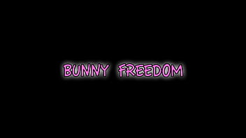 Bunny Freedom tem um padrasto negro