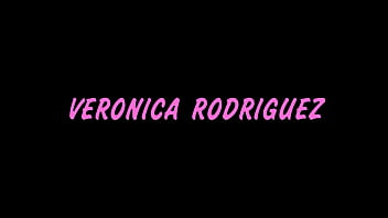 Empregada latina com fantasia de rede arrastão Veronica Rodriguez dá uma volta porra