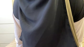 Сирийская мачеха в хиджабе дает жесткую инструкцию по дрочке с разговором