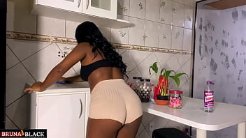 Горячий секс с беременной домохозяйкой на кухне, пока она занимается уборкой. Полный Sheer.com/brunablack)