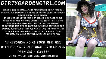 Dirtygardengirl fuck her ass with big squash & anal prolapse in open air