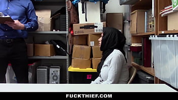 Молодую женщину в хиджабе задержали и допросили о ее подозрительном поведении - Fuckthief