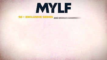 MYLF gosta de provocar os caras enquanto malha, pega garanhões olhando para ela e se diverte sozinha