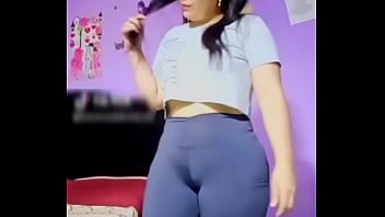 Latina big thick juicy hips dancing in tight leggins - Conchona hermosa
