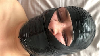 TouchedFetish - BDSM Slave está amordaçado com fita - Loud Moaning Orgasm - Caseiro Amateure Bondage - Esposa submissa recebe uma foda na cara