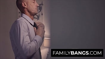 FamilyBangs.com ⭐ Scort Girl sconvolge il suo patrigno in hotel, Lily Larimar, Ryan Mclane
