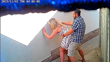 大胆なカップルが公共の場でセックスしているのが監視カメラに映る