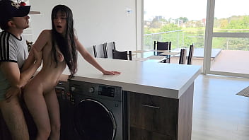 La machine à laver reste coincée et elle l'aide et lui apprend à laver les vêtements, le lavage du corps d'une belle femme sexy