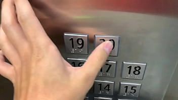 Sexo en publico, en el ascensor con un desconocido y nos pillan