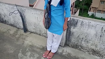 Sesso scolastico indiano sulla terrazza