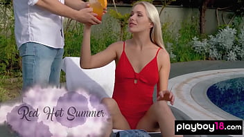 La blonde ukrainienne passionnée Anelika Grays fait un tour sur une grosse bite en plein air