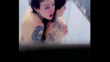 Gravei escondido minha (meia-irmã e sua melhor amiga ) tomando banho juntas e fudendo gostoso ! Vídeo completo SHEER E X-RED)