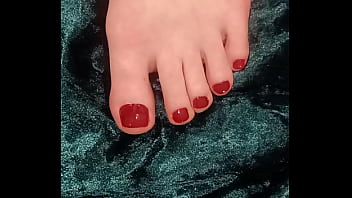 Acabei de fazer uma pedicure e pintar as unhas de vermelho. Flores nos pés fora dos dedos e da sola