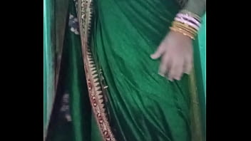 Crossdresser gay indiano Gaurisissy em Green Saree pressionando seus peitos grandes e dedilhando sua bunda