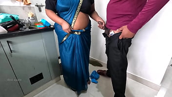 La cameriera tamil sridevi masturba il cazzo del proprietario