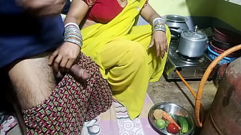 Esposa de amigo fodeu na cozinha em estilo cachorrinho.Áudio bengali