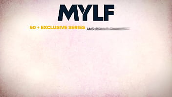 Une infirmière blonde se fait surprendre en train de voler des fournitures médicales - Shoplyfter MYLF