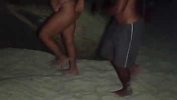 Sexo público arriesgado en la playa casi atrapado por la policía