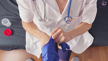 Branlette POV CFNM uniquement : une infirmière avec des gants chirurgicaux aide un patient difficile à jouir à obtenir un échantillon de sperme pour analyse
