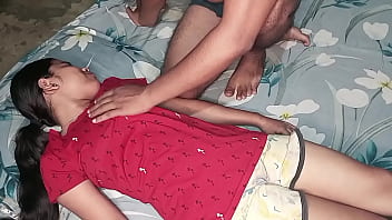 Belle demi-soeur indienne aux gros seins baisée par son demi-frère en levrette avec du sexe hardcore