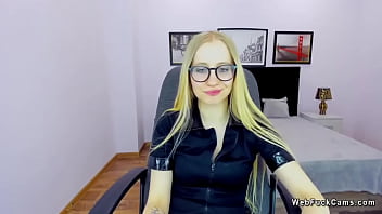 Blonde aux petits seins posant nue sur webcam