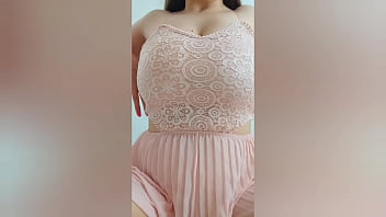Jeune mignonne en robe rose jouant avec ses gros seins devant la caméra - DepravedMinx