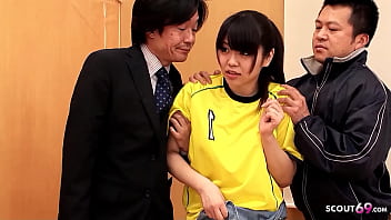 Schüchternes Japanisches Teen beim Sportunterricht vom Lehrer gefickt