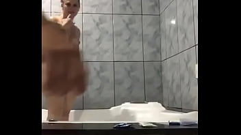 Sucking the big cock in the motel bathtub