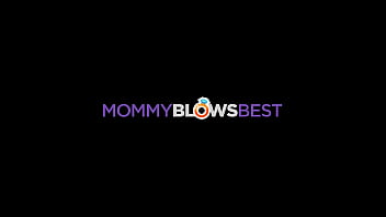 MommyBlowsBest - Mi nueva y caliente madrastra rubia y tetona me la chupó