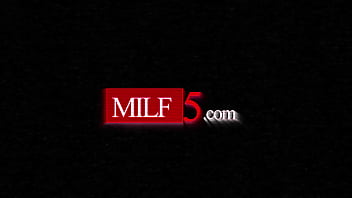 Vollbusige MILF macht ihren eigenen Porno im DVD-Laden