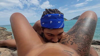 ブラジル・リオデジャネイロのヌーディストビーチでコンドームもつけずに献身的な刺青