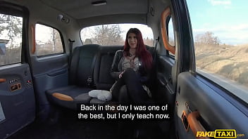 Fake Taxi - linda ginasta britânica estica as pernas antes de dar um pau grosso na buceta
